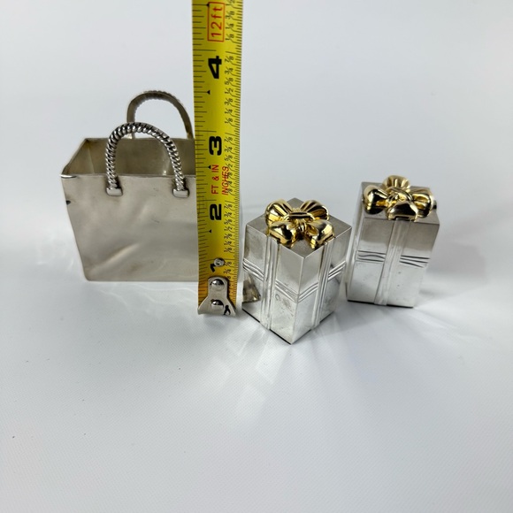 Godinger Silver Plate Salt and Pepper Shakers - Silver Presents with Gold Bows - Picture 5 of 10